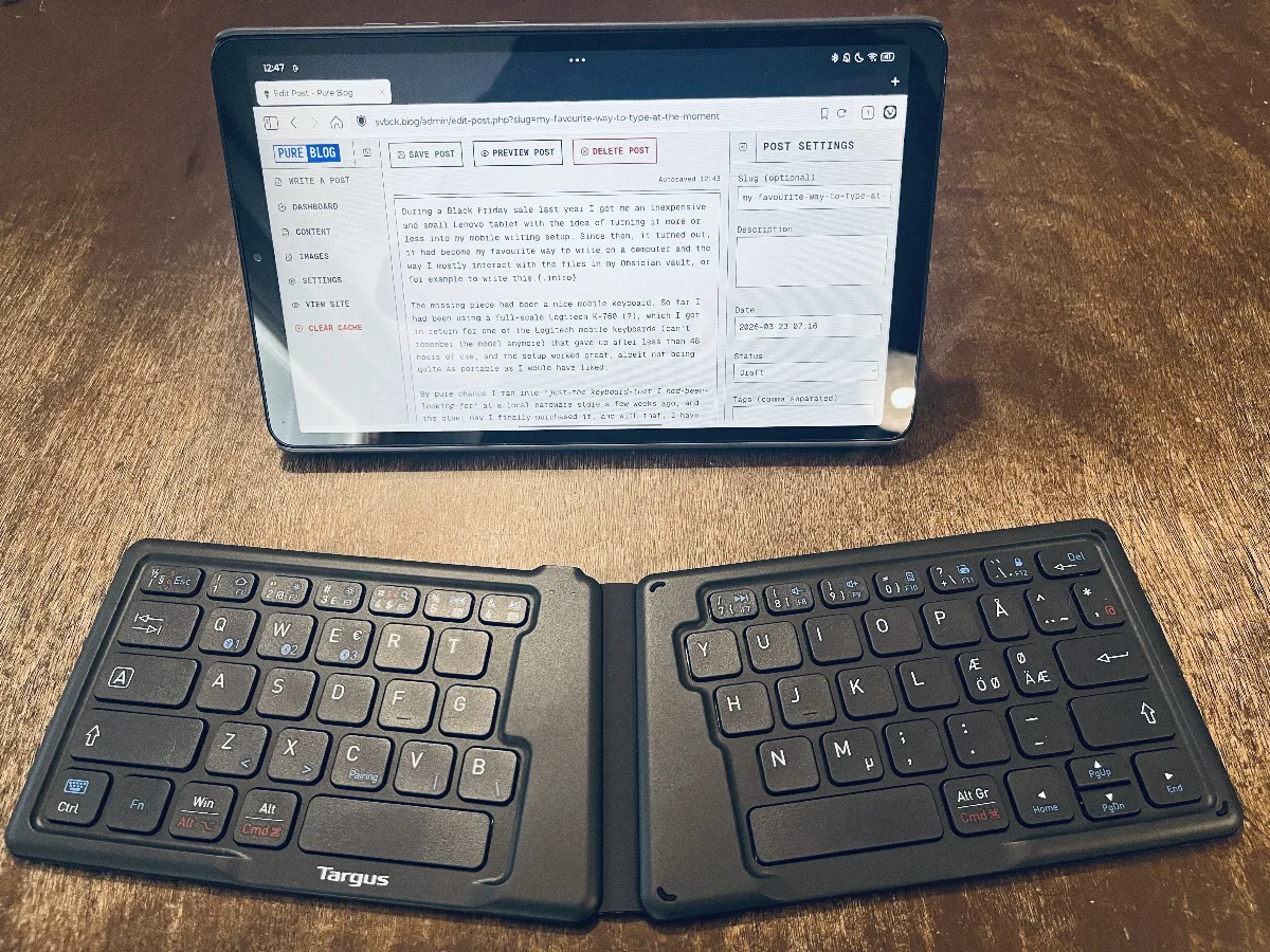A picture of a Lenovo 7inch tablet with the unfolded keyboard in front.